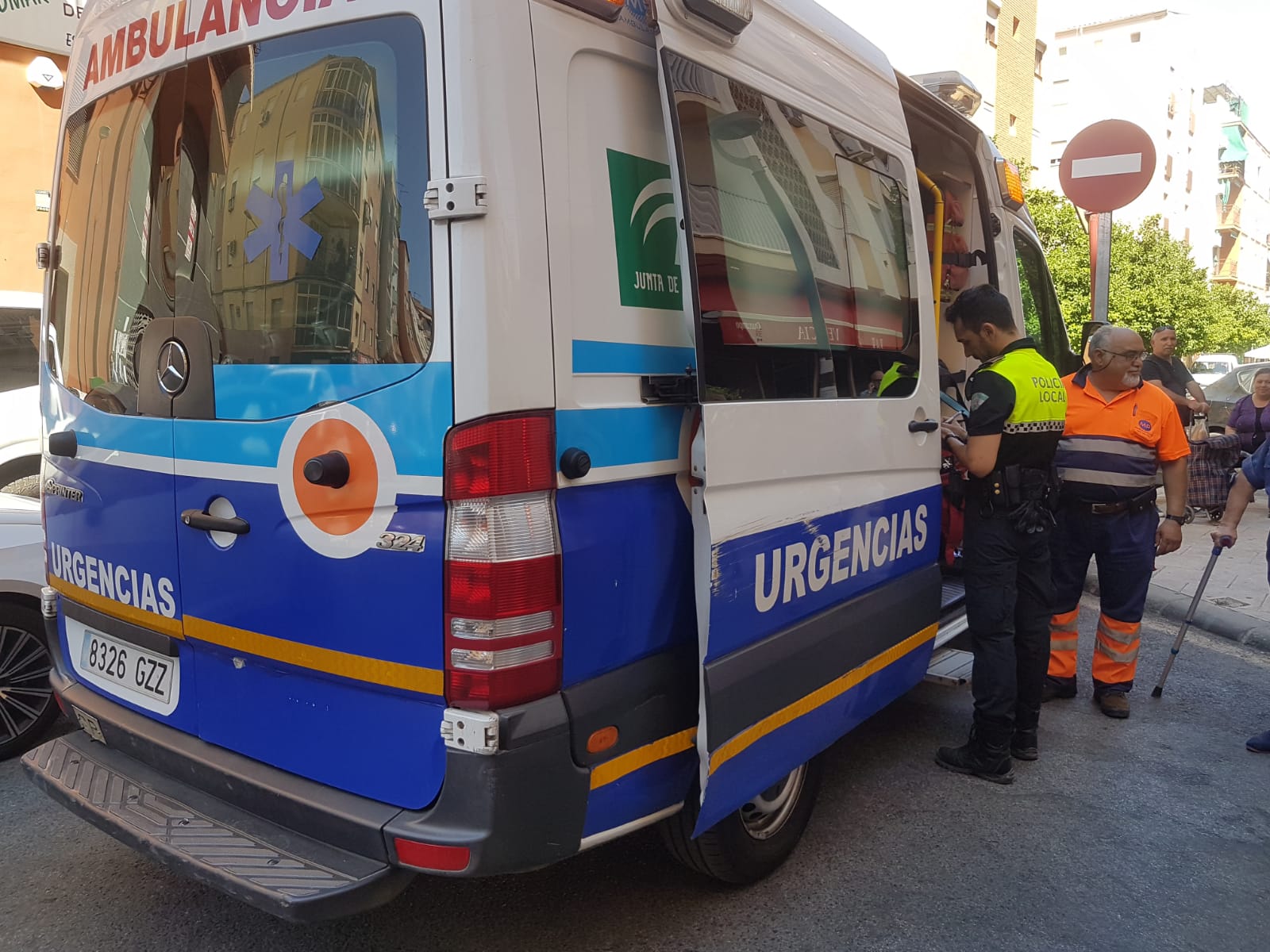 ambulencia atropello Una ambulancia atiende a un peatón atropellado en Jaén. FOTO: Archivo