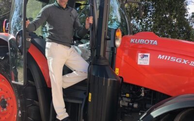 Guillermo García entrega su nuevo tractor Kubota GX-III a la Finca Cetrina de Enrique Ponce