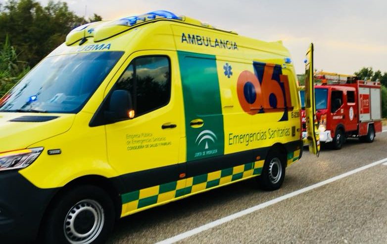 EDueTY6XoAEOu7N Bomberos y ambulancia en el lugar de los hechos. FOTO: Bomberos de Jaén