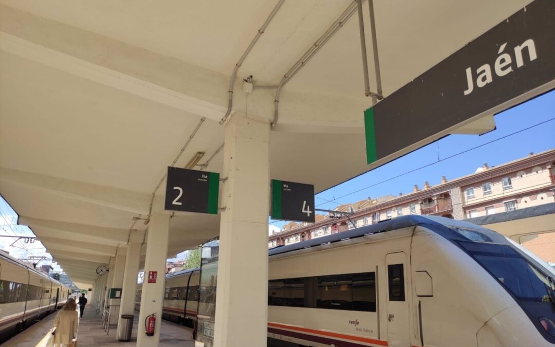 Una avería en el aire acondicionado cancela el tren Jaén-Madrid y llegan en autobús de madrugada