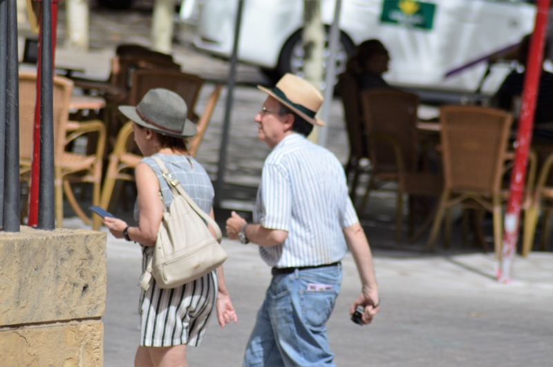 Gente en la calle con calor en verano en JaénDSC_5029