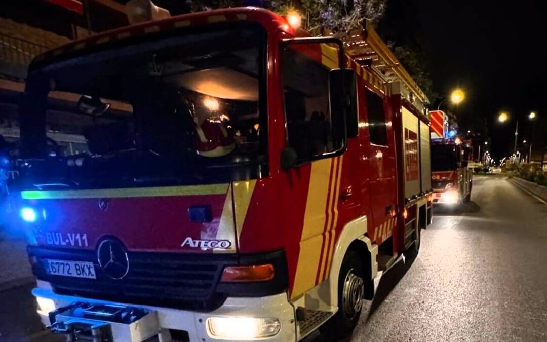 Desalojados de manera preventiva 150 vecinos por un incendio de vivienda en Linares