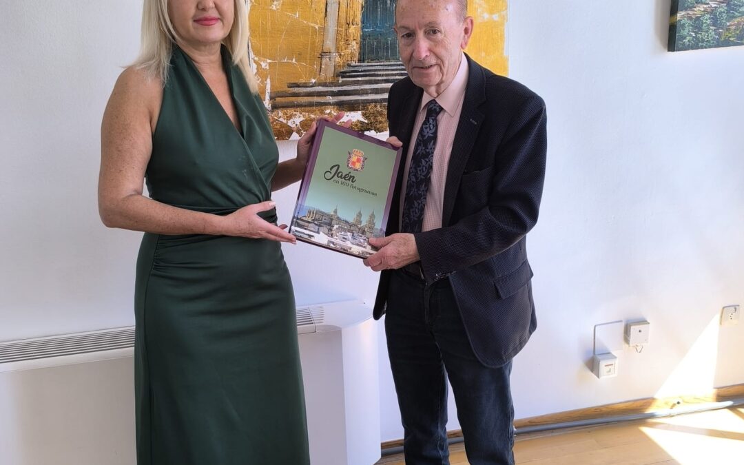 El fotógrafo jiennense Joaquín Sánchez Estrella dona a la Concejalía de Cultura su libro ‘Jaén en 169 fotogramas’