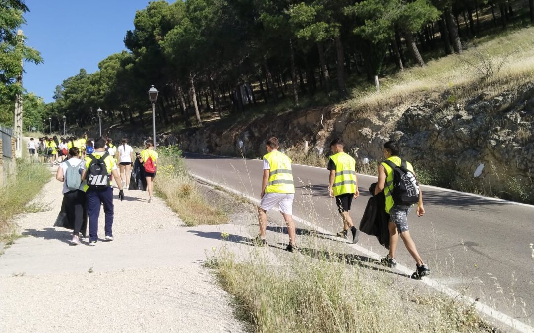 Alumnos del Andrés de Vandelvira retiran 34 kilos de residuos del Cerro de Santa Catalina en una jornada de plogging