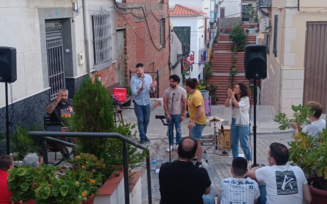 Cinco músicos jiennenses llenan de canciones el barrio del Almendral con ‘Música entre murales’, un recital altruista de cantautores locales