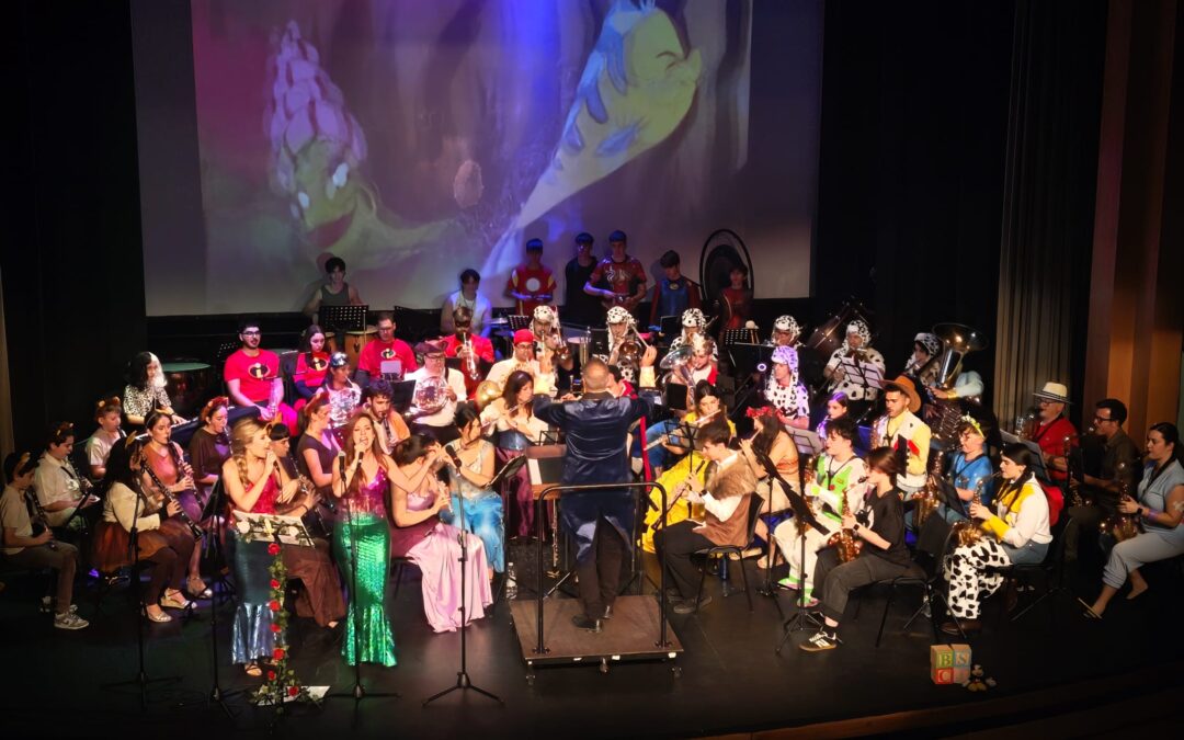 La Banda Sinfónica Ciudad de Jaén llena el Teatro Darymelia con ‘Disney en concierto. Un viaje por el mundo’