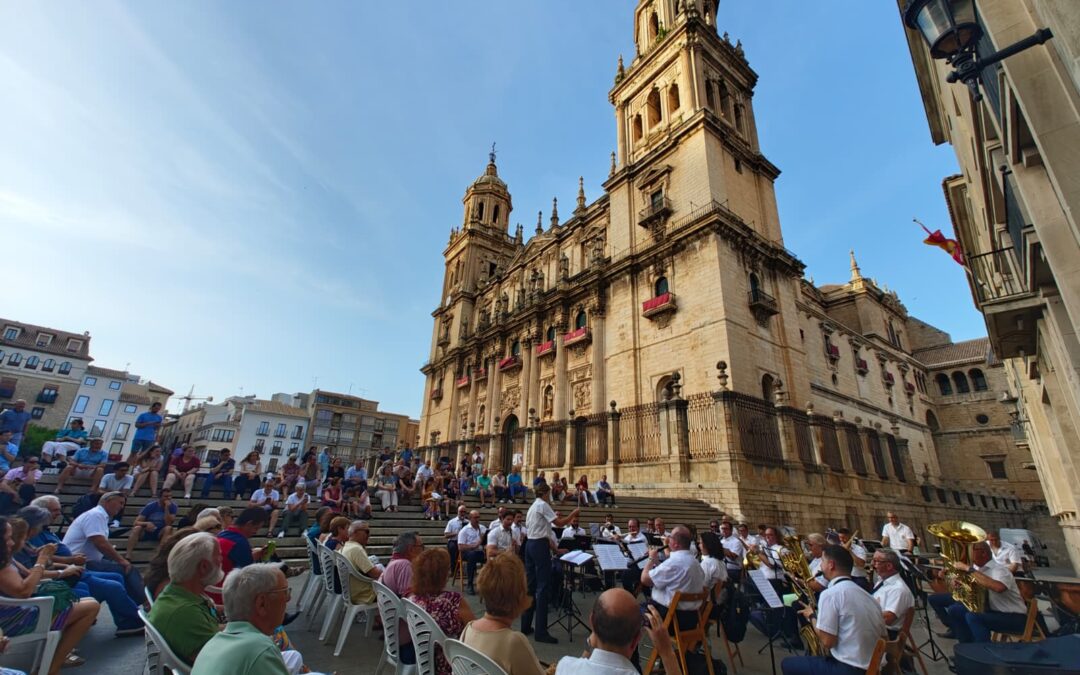 La Banda Municipal llena la Plaza de Santa María con un recorrido por los grandes clásicos de la música contemporánea