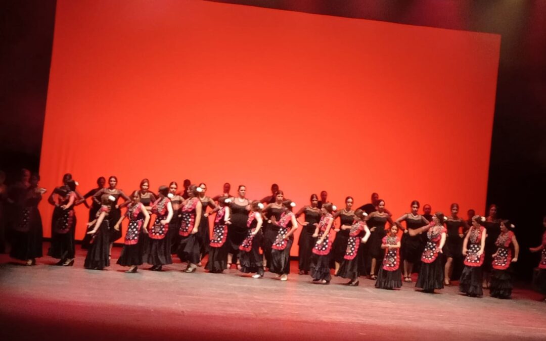 El Teatro Infanta Leonor acoge ‘Tras mis pasos’, el espectáculo de fin de curso de Carlos Santiago con cerca de 80 alumnos sobre el escenario