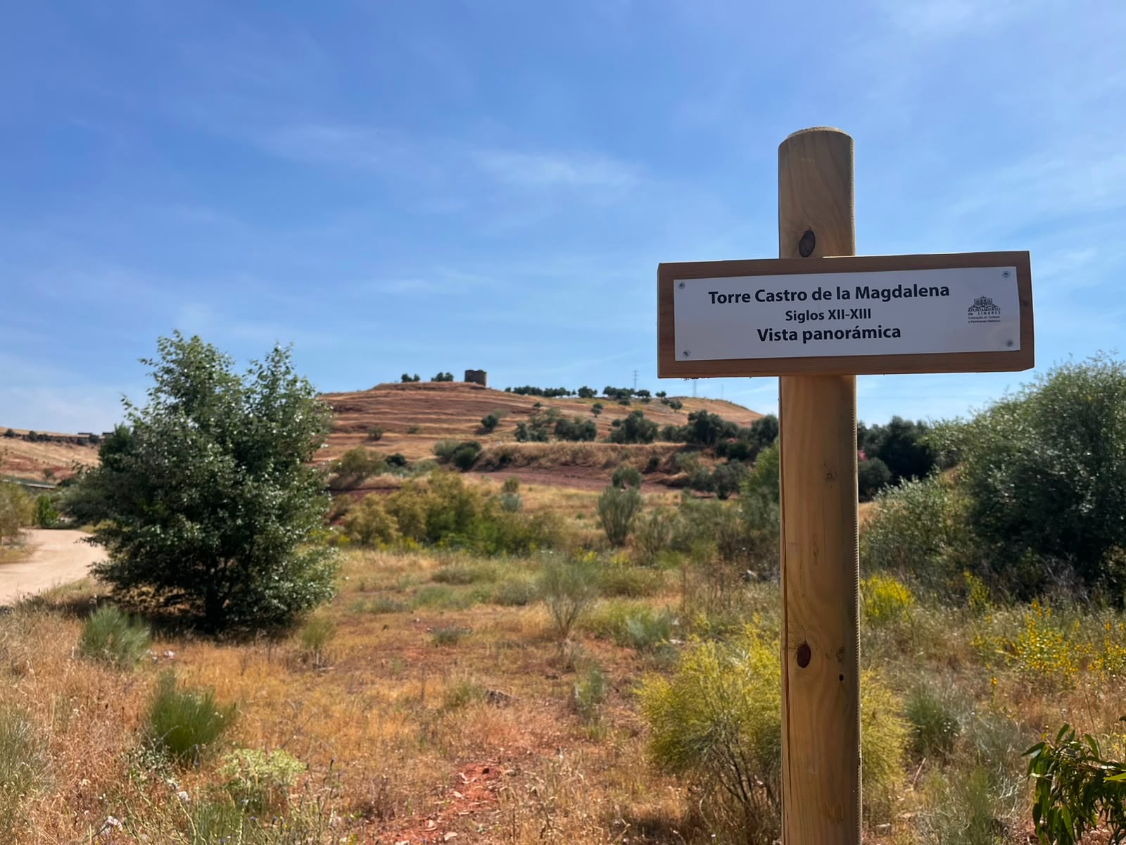 20260616 – El Ayuntamiento realiza una actuación de mejora y nueva señalización de los senderos para poner en valor Cástulo y el patrimonio minero