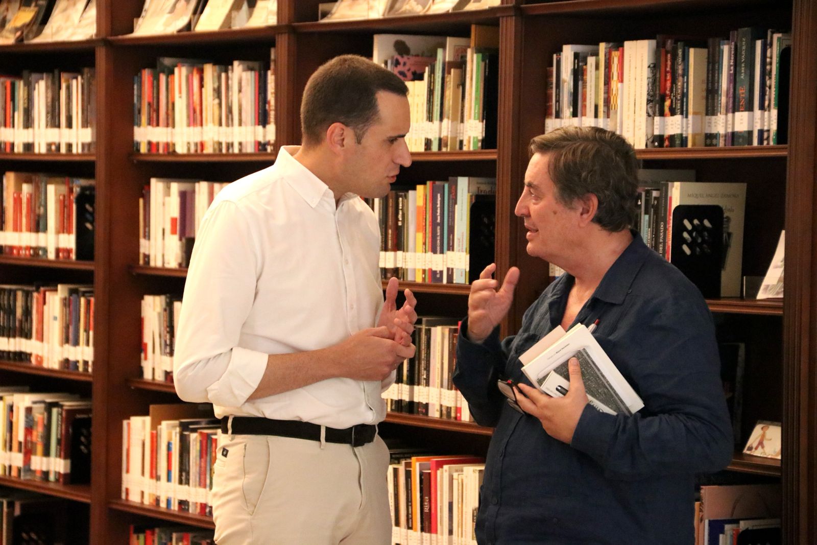 20260619 Juan Latorre y Luis García Montero en la Bibl ioteca Literaria Giennense