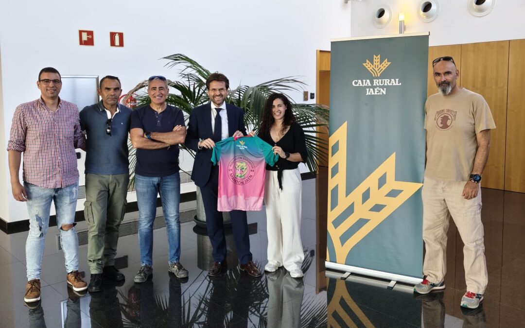 La Asociación Deportiva Maratón de Jaén presenta su nueva camiseta oficial para la próxima temporada en la sede de Caja Rural de Jaén