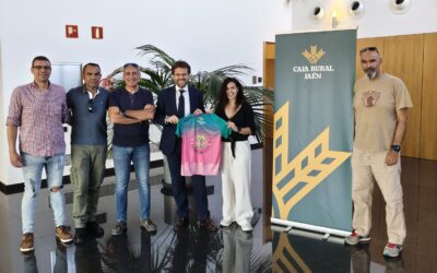 La Asociación Deportiva Maratón de Jaén presenta su nueva camiseta oficial para la próxima temporada en la sede de Caja Rural de Jaén
