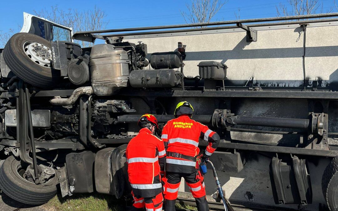 Muere un hombre atrapado bajo un camión que ha volcado en la A-4 a la altura de Villanueva de la Reina