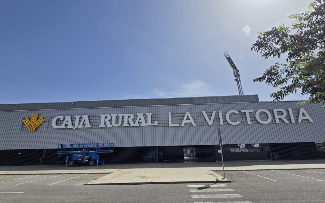 Ya luce el nuevo nombre: el Estadio Caja Rural La Victoria estrena sus letreros