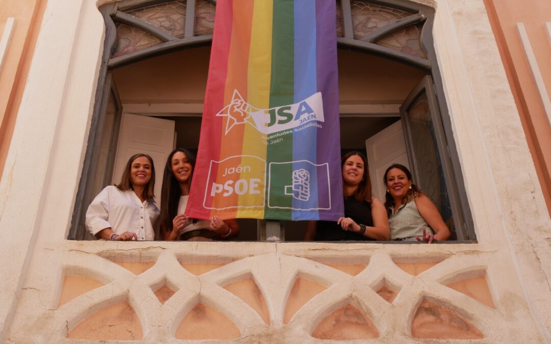 El PSOE despliega la bandera LGTBIQ+ en su sede de Jaén y reivindica una provincia «libre, donde se pueda amar a quien se quiera»