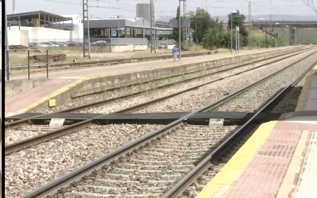 Un tren Jaén-Madrid sufre una avería de cinco horas en Vilches con 260 pasajeros sin aire acondicionado y más de 40 grados