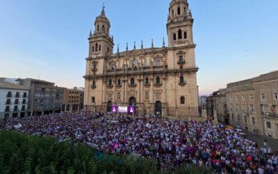 Así fue la fiesta de celebración por el ascenso a Primera RFEF en la plaza de Santa María