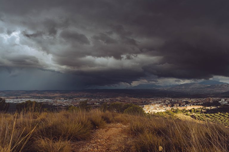 Aemet activa alerta amarilla este domingo en Jaén por tormentas con rachas de viento muy fuertes