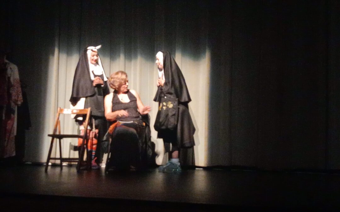 ‘Entre tinieblas’ llena el Teatro Darymelia de Jaén con una versión teatral de la película de Almodóvar a cargo de la ESADLAE