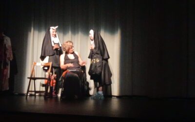‘Entre tinieblas’ llena el Teatro Darymelia de Jaén con una versión teatral de la película de Almodóvar a cargo de la ESADLAE