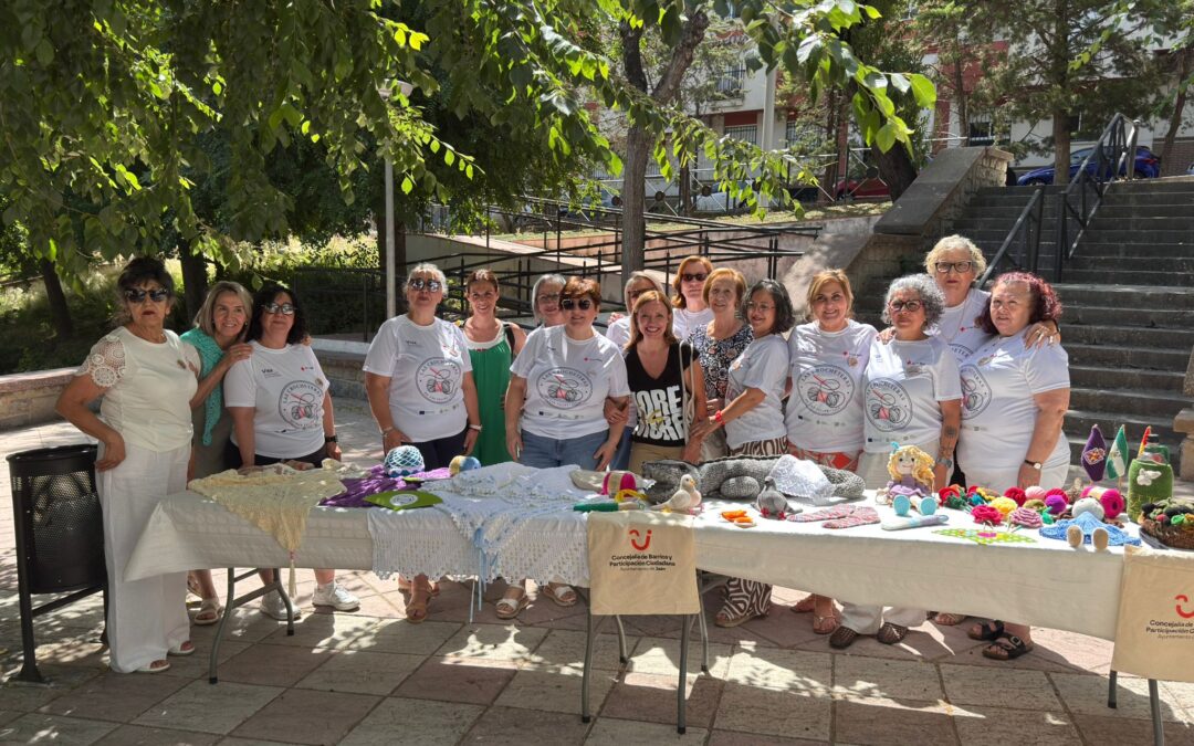 San Felipe celebra el Día Mundial de Tejer en Público con una actividad vecinal que une generaciones
