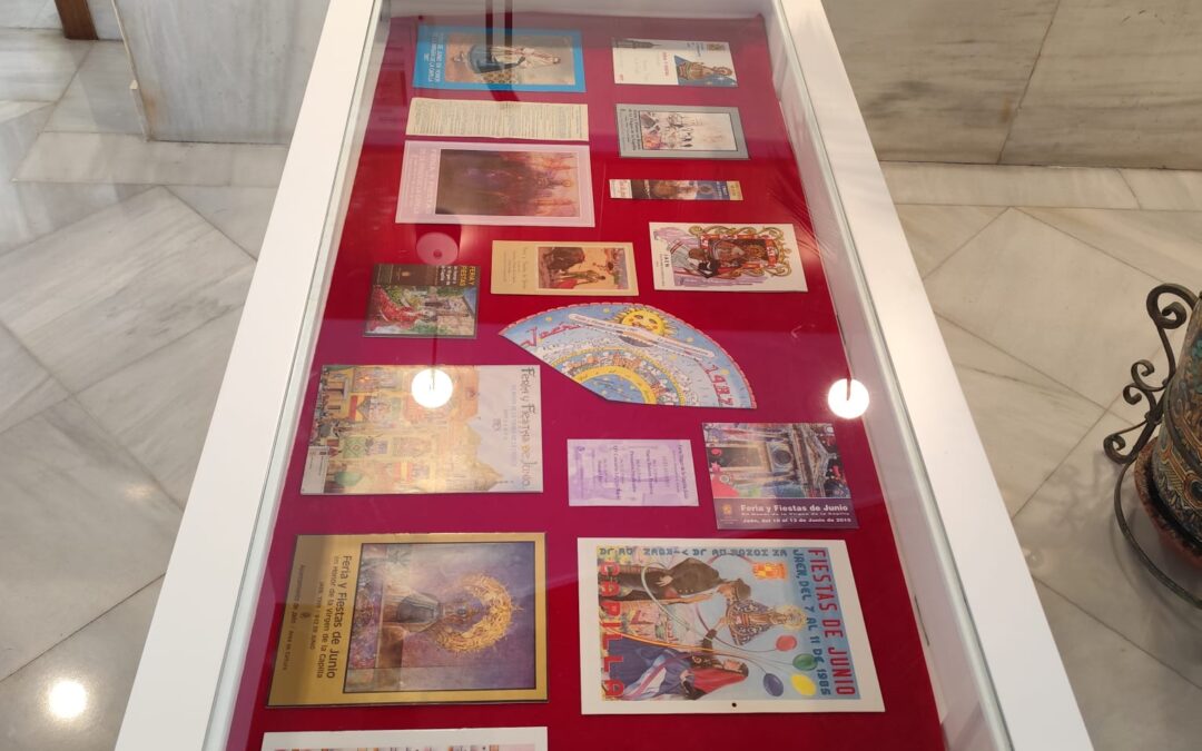 El Ayuntamiento expone en su vestíbulo 17 documentos históricos sobre las Fiestas de la Virgen de la Capilla, el más antiguo de 1975