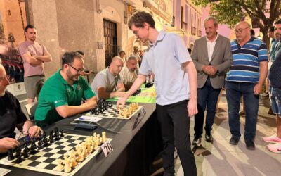 El Gran Maestro David Antón abre con una exhibición de simultáneas el II Lince Andújar Chess Open