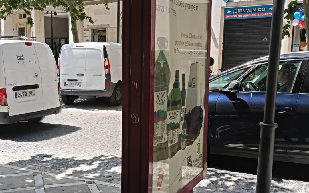 Jaén reducirá de más de cien a unos 40 los soportes publicitarios de la ciudad y los renovará con paneles digitales solares