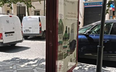 Jaén reducirá de más de cien a unos 40 los soportes publicitarios de la ciudad y los renovará con paneles digitales solares