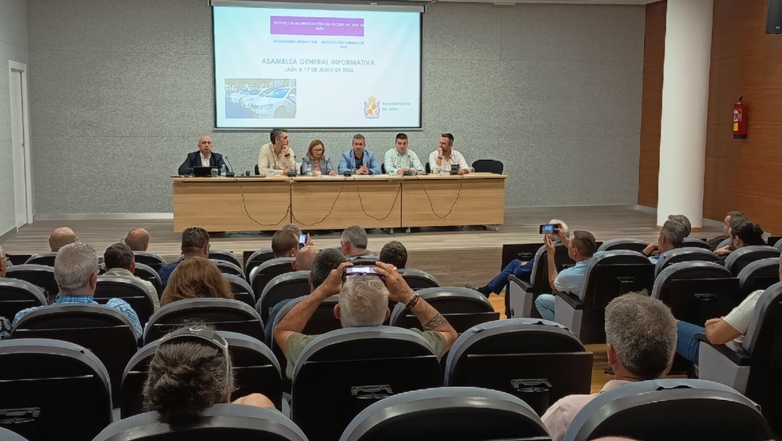 Foto Reunión asamblea gremial del taxi en Jaén