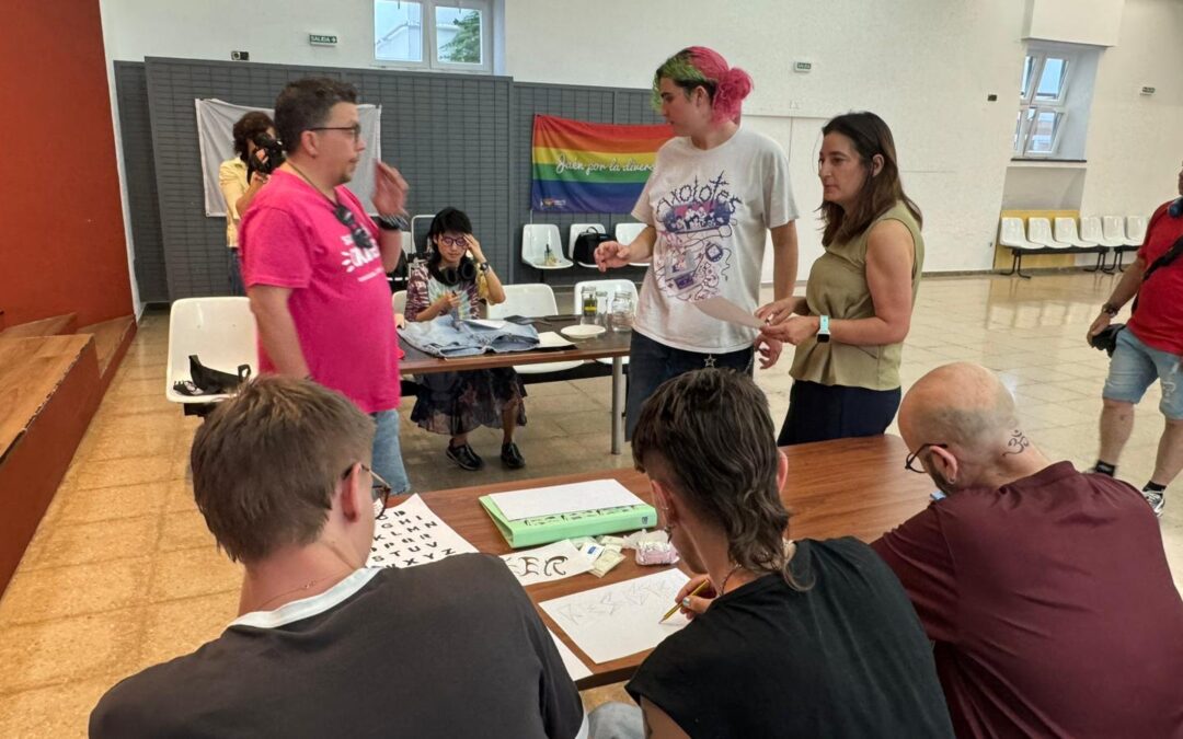 Un taller de parches y pancartas en la Universidad Popular anima la cuenta atrás para la manifestación del Orgullo
