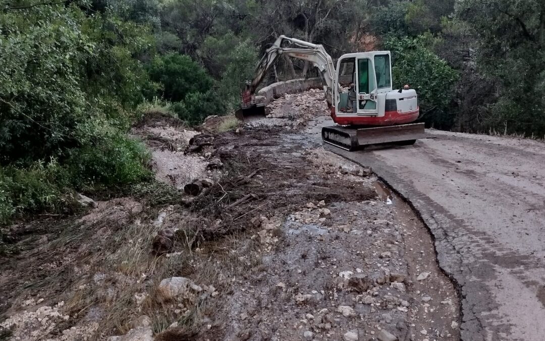 Cortada la carretera de la Cañada de las Hazadillas tras los daños causados por las tormentas de ayer