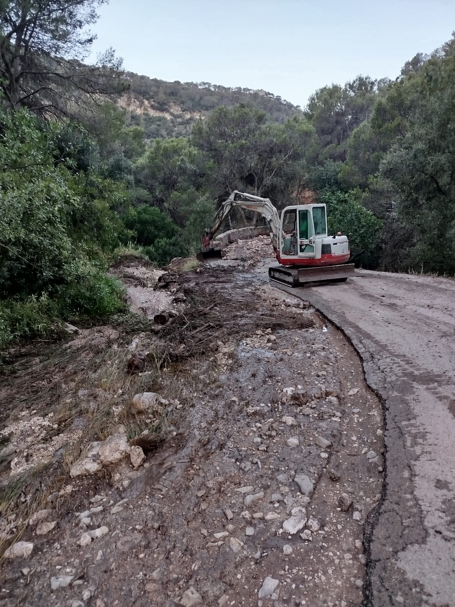 Foto actuación de urgencia en la Cañada de las Hazadillas tras las tormentas de ayer domingo