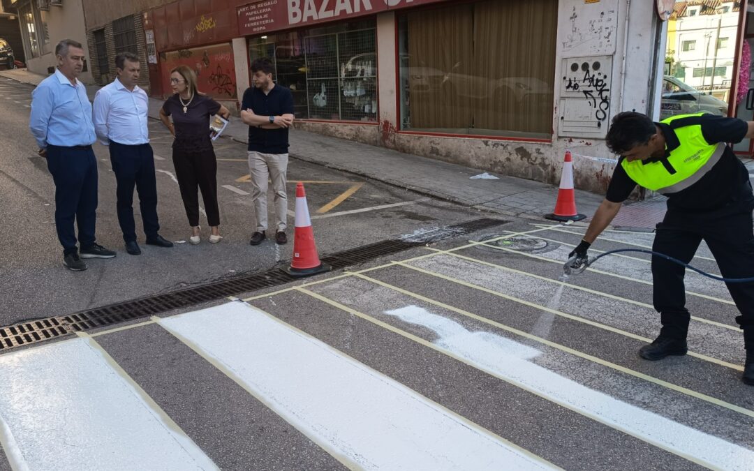 Jaén repinta pasos de peatones en Fuentezuelas, el Polígono del Valle y el Nuevo Polígono con pintura reflectante para mejorar la seguridad vial