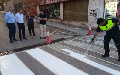 Jaén repinta pasos de peatones en Fuentezuelas, el Polígono del Valle y el Nuevo Polígono con pintura reflectante para mejorar la seguridad vial