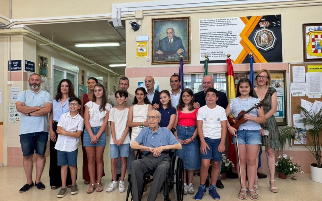 El colegio Cándido Nogales recibe en donación el retrato y la placa conmemorativa de su fundador