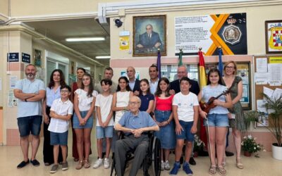 El colegio Cándido Nogales recibe en donación el retrato y la placa conmemorativa de su fundador