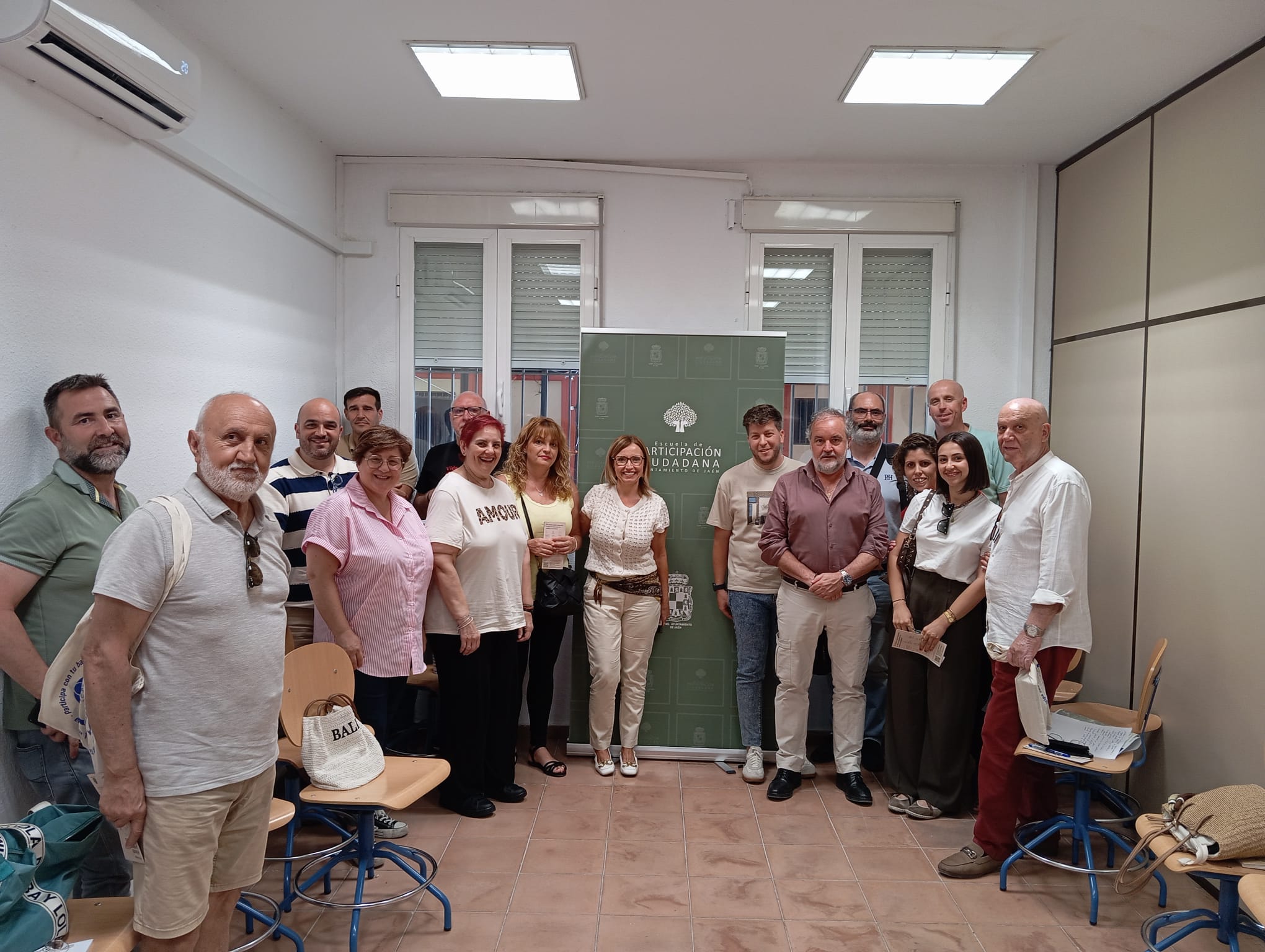 Foto presentación quinto contenedor ante la Comisión de Medio Ambiente dentro del Consejo Local de Participación Ciudadana