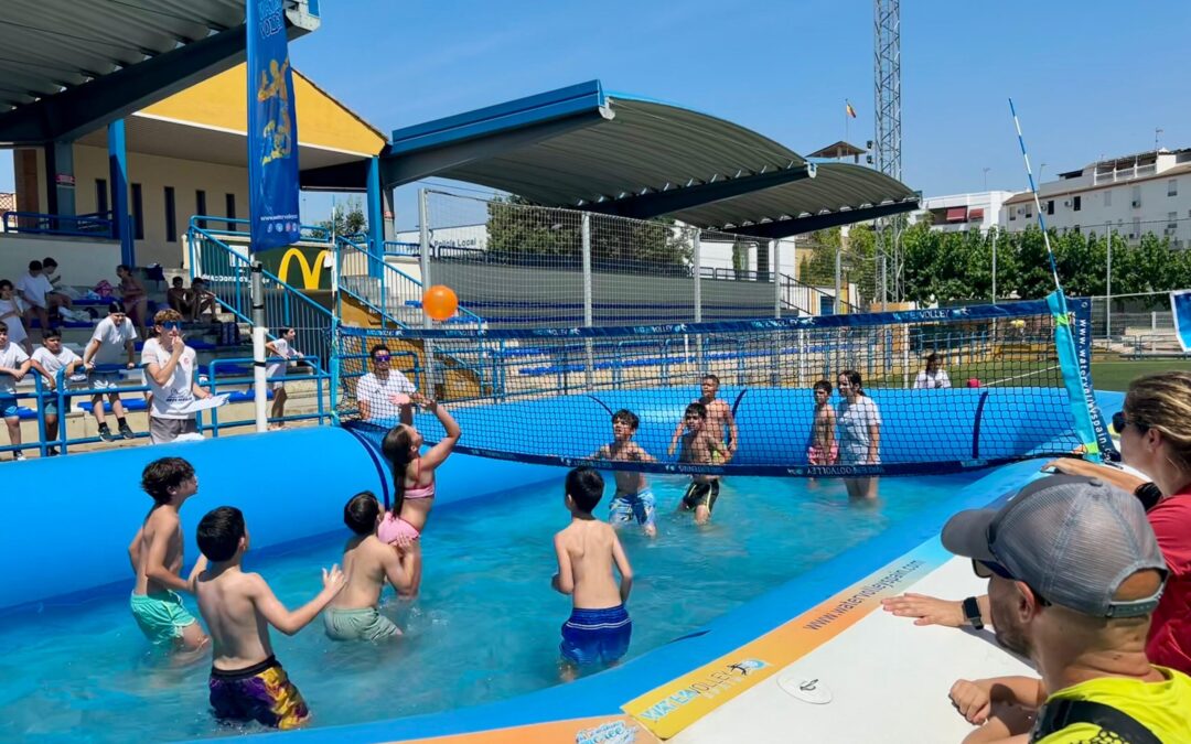 Más de 300 escolares de Andújar se dan cita en el Torneo de Water Volley con la participación de diez centros educativos