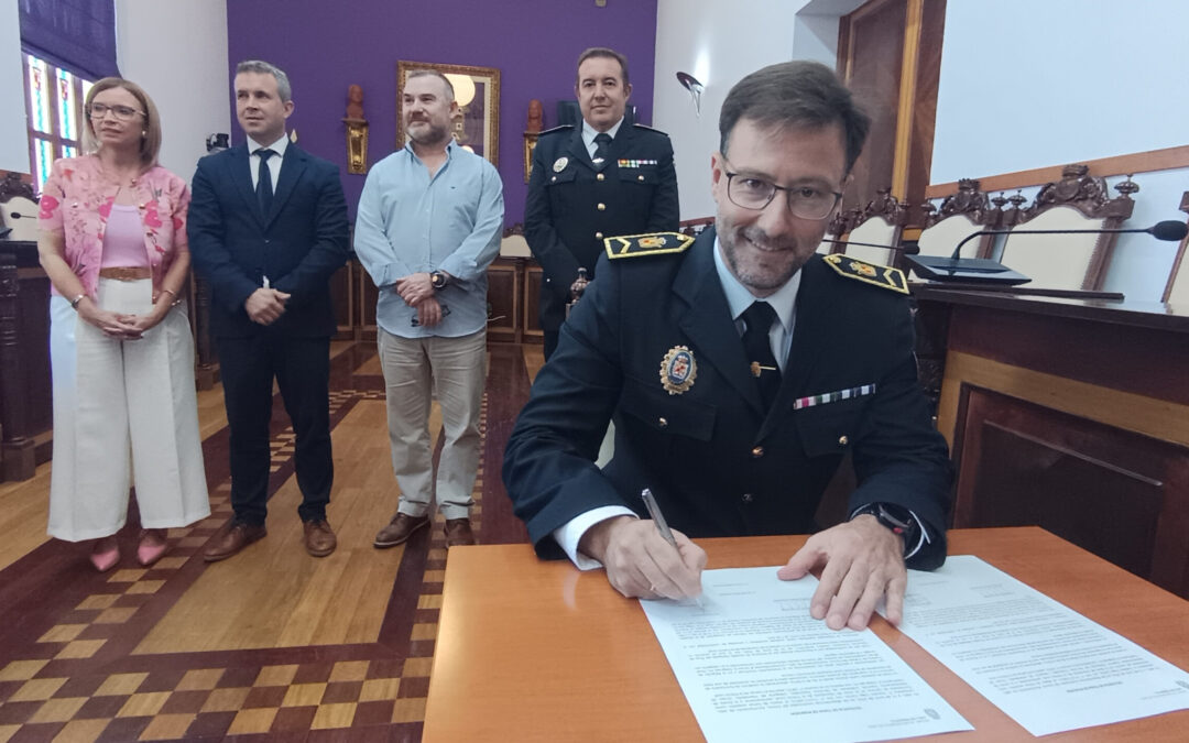 Gustavo Vega toma posesión como nuevo intendente de la Policía Local de Jaén, que alcanzará en breve los 180 agentes