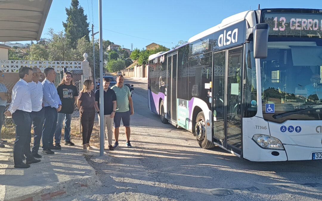 Mejora del bus urbano a La Manseguilla con la instalación de una nueva marquesina y anuncia nuevas actuaciones en el barrio