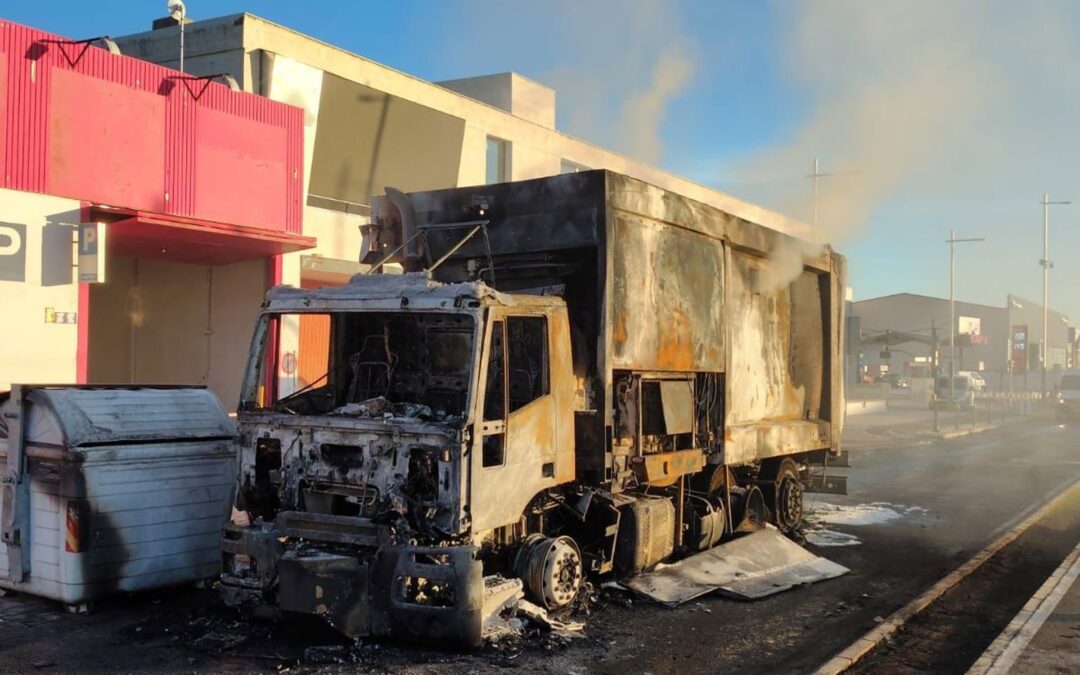 Calcinado un camión de la basura en Jaén por «los efectos de un residuo no autorizado» depositado en un contenedor