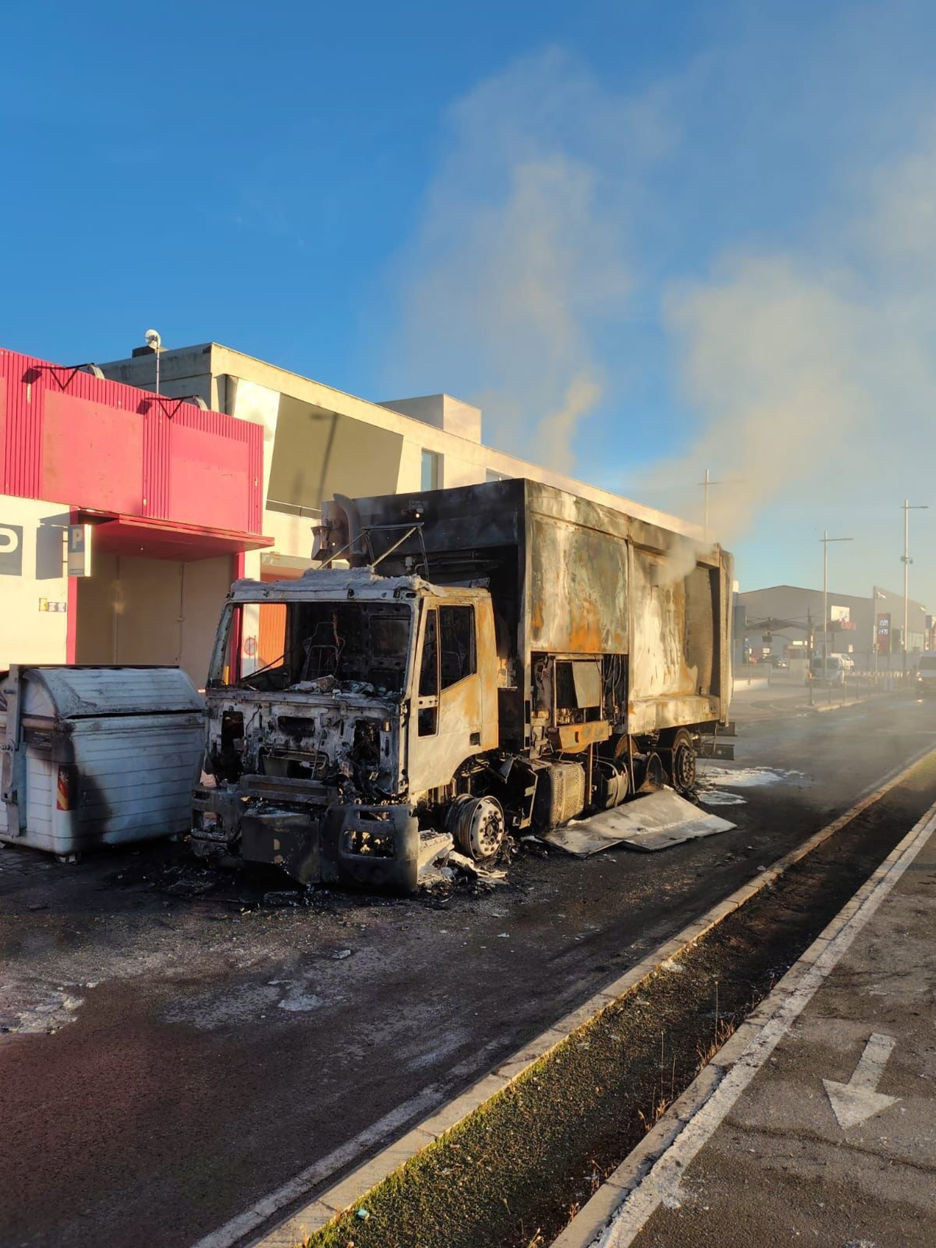Jaén.-Calcinado un camión de la basura en Jaén por «los efectos de un residuo no autorizado» depositado en un contenedor