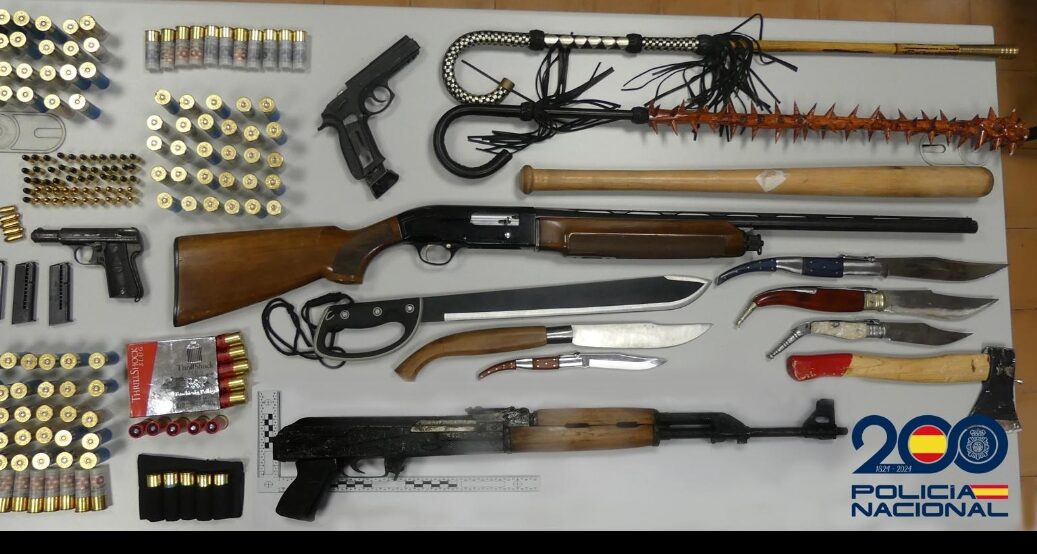 Tres detenidos en Andújar por tenencia de un AK-47 y otras armas en una operación policial contra dos clanes