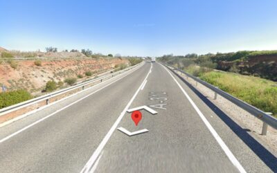 Cinco heridos en una colisión frontal entre dos turismos en Linares