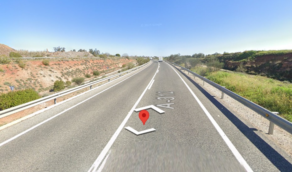 Cinco heridos en una colisión frontal entre dos turismos en Linares