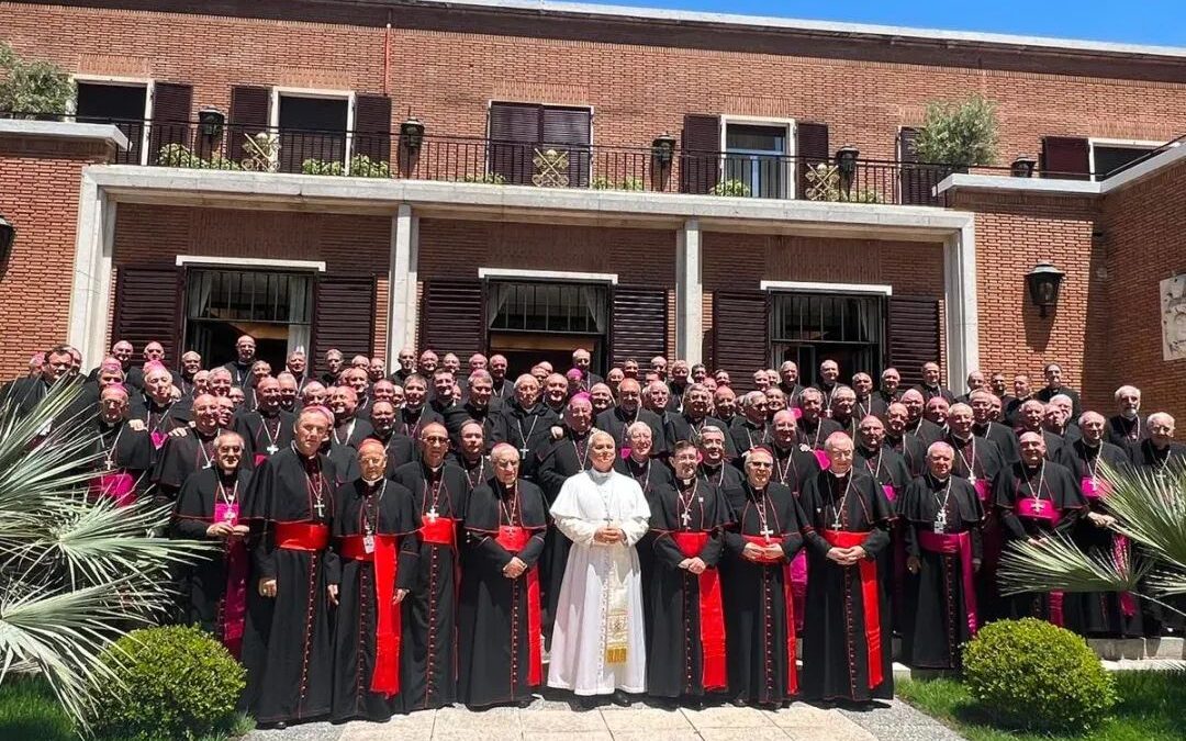 El obispo de Jaén presenta al Papa León XIV la Virgen de la Cabeza y el aceite de oliva jiennense durante su encuentro en la Nunciatura