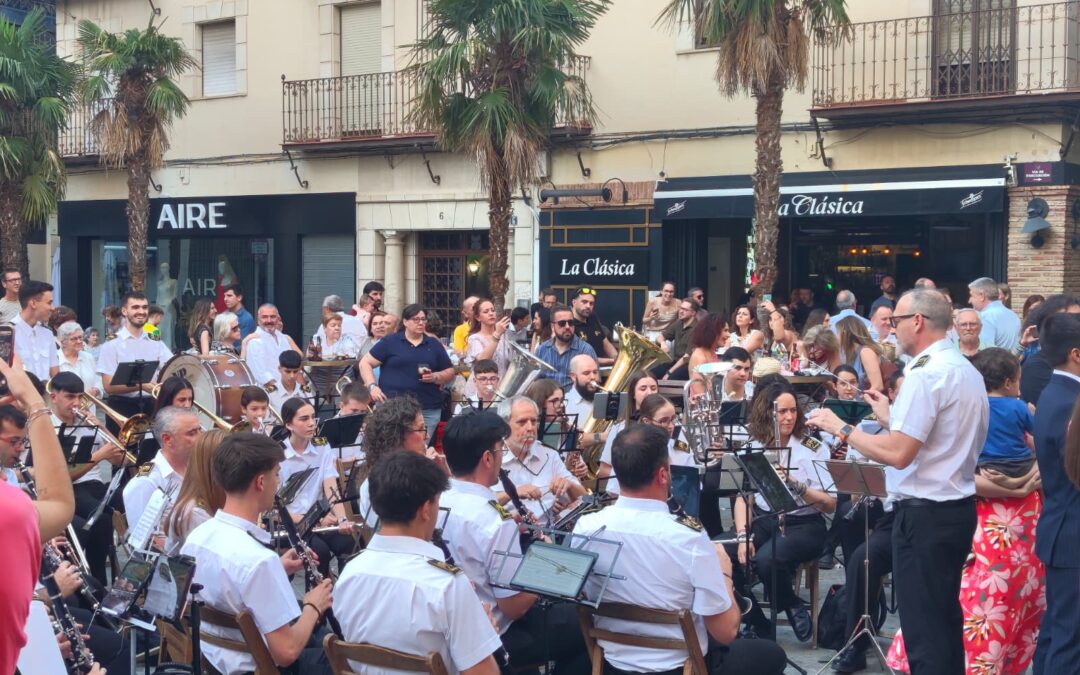La Sociedad Filarmónica llena la Plaza de San Ildefonso de pasodobles en el marco de las fiestas de la Virgen de la Capilla