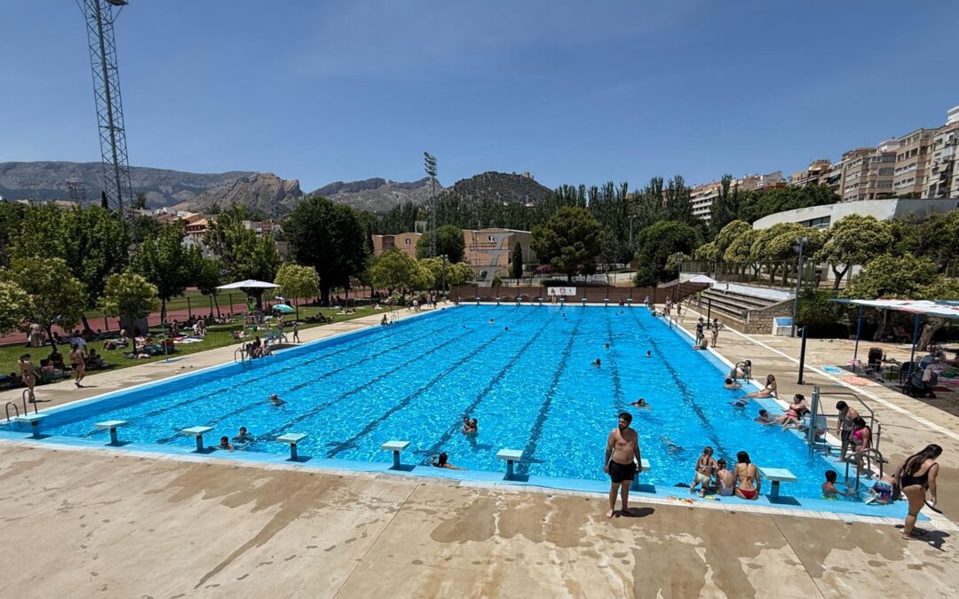 La piscina de La Salobreja recibe a 1.142 bañistas en su primer fin de semana de apertura anticipada y completa el aforo el domingo en varias ocasiones