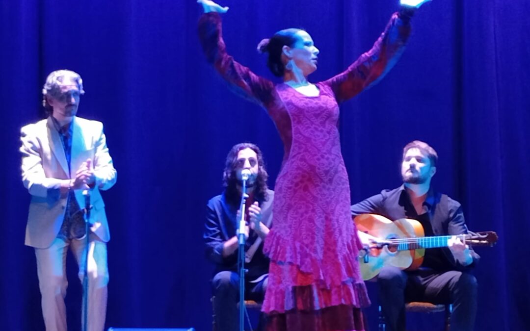 El Teatro Darymelia vibra con la XXIX Noche Jaenera, que convierte a la capital en epicentro del flamenco con la actuación ‘Tabaqueando’